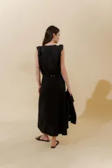 Falda midi de lino y algodón con paneles verticales en color beige, negro y tostado. Diseño portafolio con cruce, abrochada con botones y broches de presión regulables. Detalles desflecados en los cortes verticales y bolsillo escondido en el lateral derecho.