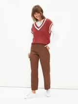 Pantalón de vestir marrón con bolsillos cargo laterales, corte recto y tiro medio.