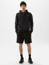 Short deportivo negro con logo de la marca Gap estampado en blanco en la pierna izquierda.
