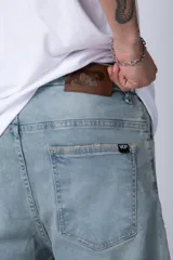 Bermuda de jean gris oscuro, corte recto y largo hasta la rodilla.