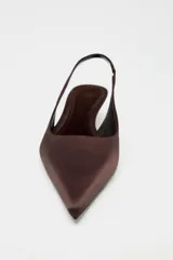 Zapato destalonado marrón con tacón kitten, tira trasera con elástico y acabado en punta.