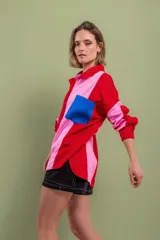 Camisa oversize de lino con diseño color block en rosa y rojo, bolsillo azul y botones colorblock en azul francia.
