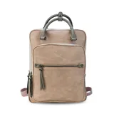 Mochila combinada en tres tonos de símil cuero: marrón, beige y negro. Tiene doble bolsillo frontal, asa de mano y correas regulables. En su interior tiene dos bolsillos con cierre y uno abierto con división para celular.