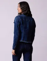 Campera de jean azul de la marca Baccini, con cuello solapa, abertura central con botones metálicos, bolsillos delanteros y ruedo desflecado.