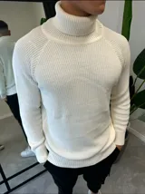 Sweater blanco de punto con cuello alto y mangas largas.