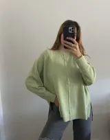 Sweater azul eléctrico, de corte oversize, tejido de punto liviano, con tajos laterales y espalda más larga.