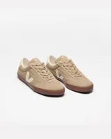 Championes Veja modelo Panenka, color beige con logo lateral en blanco y suela marrón.