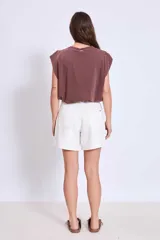 Bermuda de jean color crudo, tiro alto, corte recto y largo a la rodilla.