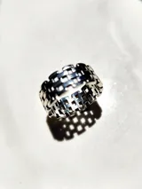 Anillo de acero inoxidable plateado con diseño que simula un muro de ladrillos, 17 mm de diámetro y 8 mm de ancho.