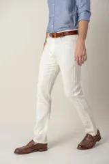 Pantalón de vestir color verde oliva, de corte recto, con cinco bolsillos y presillas para cinturón.