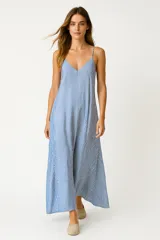 Vestido largo de algodón, con breteles finos ajustables, escote profundo en V y estampado de rayas verticales azules y blancas.