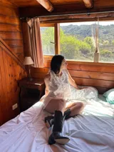 Bota de caña media estilo cowboy, color marrón oscuro con efecto envejecido. Presenta bordados florales en relieve en la caña y puntera afilada. Posee un tacón ancho y bajo.