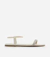 Sandalia plana color crema con punta de hoja, tira elástica en el talón y tiras dobles cubiertas de strass en la parte superior.