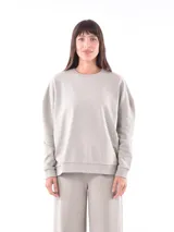 Buzo deportivo color gris claro, de corte holgado y cuello redondo.