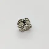 Anillo de plata 925 con diseño texturizado y piedra negra circular engarzada.