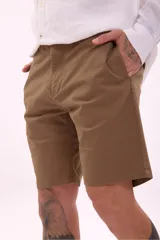 Bermuda de lino color beige, corte recto, con bolsillos laterales y traseros.