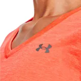 Remera deportiva Under Armour color rosa con cuello en V y logo estampado en el pecho. Confeccionada con tejido UA Tech que seca el sudor rápidamente.