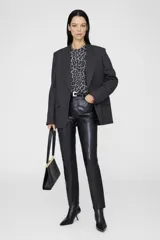 Buzo de algodón orgánico con estampado animal print de leopardo en tonos grises. Corte holgado y extragrande. Modelo Miles de Anine Bing.