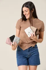 Billetera pequeña con cierre de cremallera y broche, con el nombre de la marca grabado en el frente.