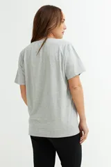 Remera negra de algodón, de corte recto y cuello redondo.