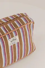 Neceser rectangular con cierre superior, diseño a rayas verticales marrones, celestes y bordó.