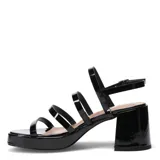 Sandalias de plataforma fucsia charol con tiras finas y hebilla al tobillo.