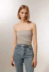 Top strapless color gris con lurex, frunces laterales y elástico en el borde superior.