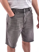Bermuda de denim gris oscuro con corte recto y terminación deshilachada.