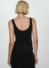 Musculosa negra de tejido fluido con tirantes anchos y cuello escotado.