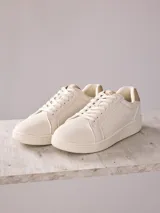 Championes de mujer color beige con detalles en marrón.