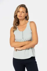 Musculosa negra con escote cuadrado, breteles anchos y bolsillo de parche en el pecho.