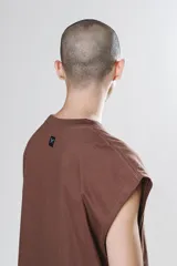 Remera marrón sin mangas con cuello redondo y corte holgado.