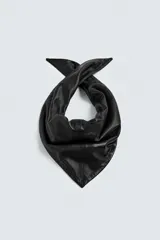 Bandana triangular de cuero negro.