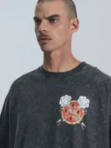 Remera negra de algodón con cuello redondo y calce oversize. Estampado en la espalda con diseño de Mickey y Minnie Mouse en un dragón chino, con la frase "Take Away".