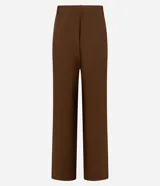 Pantalón recto color marrón confeccionado en cupro, con trabillas en la cintura, cierre tradicional y superposición lateral.