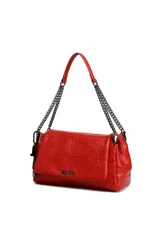 Cartera Las Oreiro color rojo, con textura arrugada y solapa frontal. Tiene una correa de hombro combinada con cadena metálica y una sección de cuero sintético. El logo de la marca está en la parte inferior de la solapa.