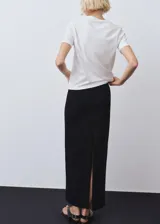 Camiseta blanca de algodón con cuello en pico y manga corta.