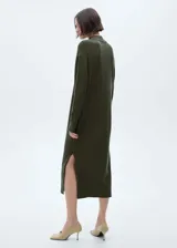 Vestido midi verde militar de punto fino, cuello perkins y manga larga. Diseño recto y oversize con aberturas laterales en el bajo.