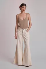 Blusa de punto color beige, con escote en V y breteles anchos.