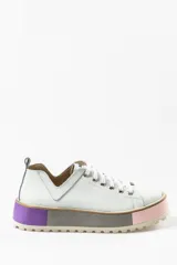 Zapato deportivo de cuero liso blanco, con suela de colores y cordones.