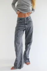 Pantalón de jean gris con corte recto, tiro medio, lavado desgastado, pespuntes en azul y deshilachado en la pretina.