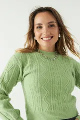 Sweater azul con diseño de ochos y cuello redondo.