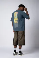 Remera negra de corte oversize con estampado en el pecho que reinterpreta la obra de Claude Monet.