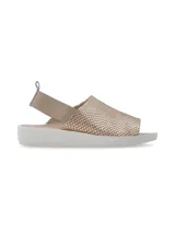 Sandalia gris con textura, faja ancha, suela blanca estilo sporty y elástico trasero.