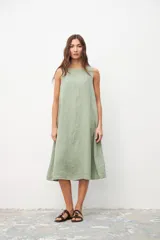 Vestido midi verde claro de lino, corte recto y sin mangas.