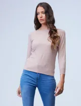 Buzo de tejido fino, color beige, con mangas tres cuartos estilo raglán.