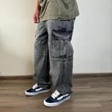 Pantalón jean celeste de corte cargo oversize con bolsillos laterales.