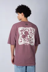 Remera color lila de corte oversize con cuello redondo y mangas cortas. Presenta un estampado pequeño de Mickey Mouse en el frente.