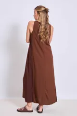 Vestido largo marrón sin mangas con paneles laterales más oscuros.