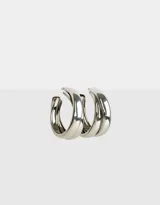 Aros tipo argolla dorados con doble arandela de metal.